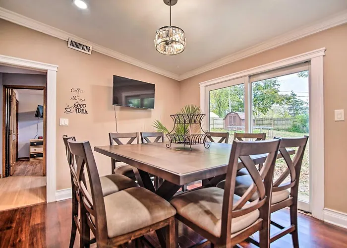Fenced Yard: Home, Dogs Welcome Fox River Grove