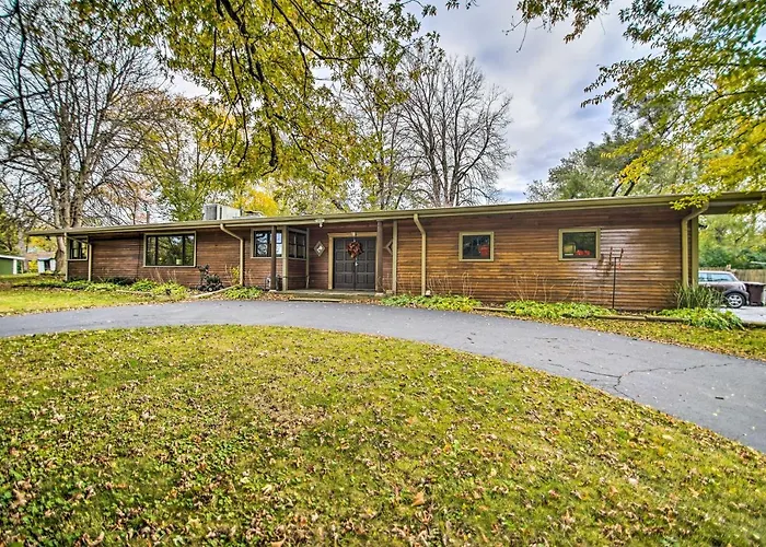 Fenced Yard: Home, Dogs Welcome Сasa de vacaciones Fox River Grove