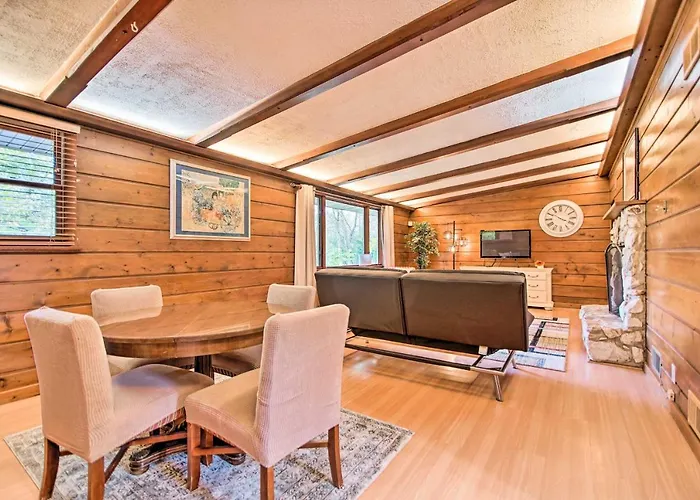 Fenced Yard: Home, Dogs Welcome Fox River Grove