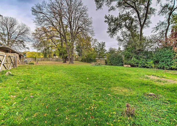 Fenced Yard: Home, Dogs Welcome Сasa de vacaciones