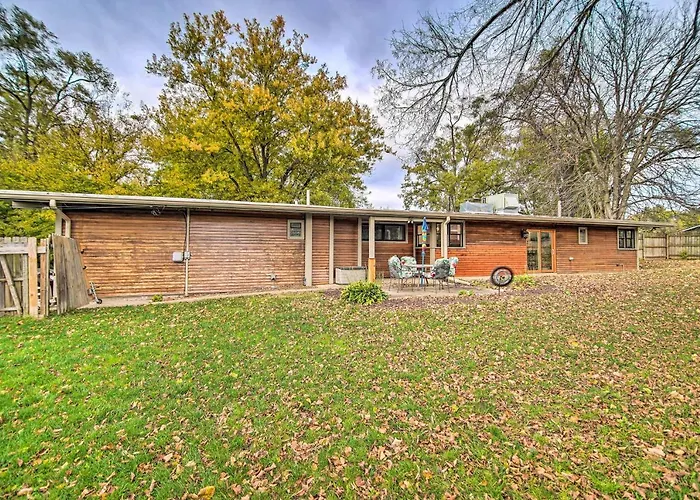 Fenced Yard: Home, Dogs Welcome